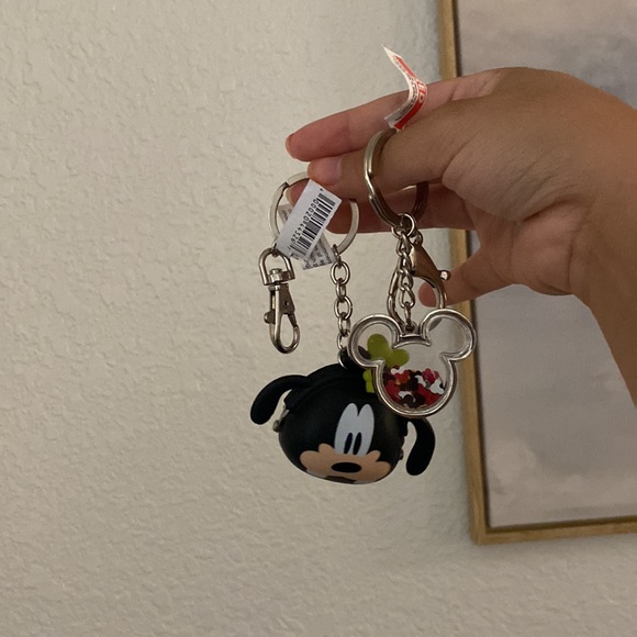 Mickey Mouse hat & Mickey Mouse and goofy keychain. - Picture 3 of 3